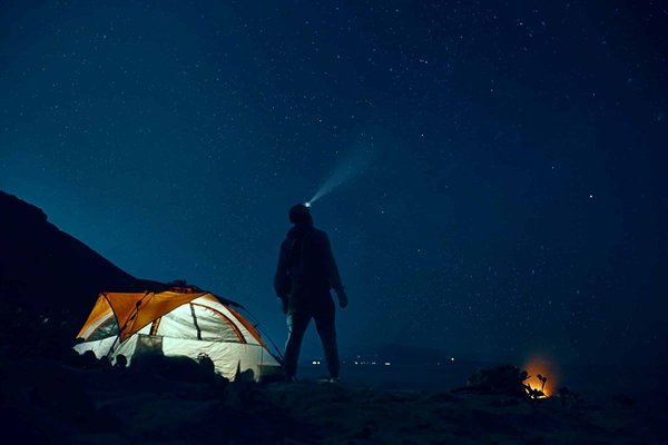 Quelles techniques utiliser pour observer les étoiles en camping sans lumière artificielle?